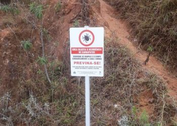 Placas alertam sobre a ocorrência de carrapatos em diversos locais de Poços de Caldas