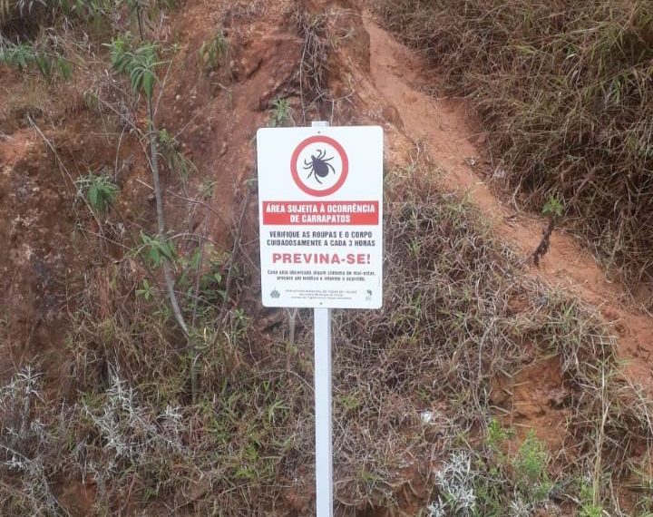 Placas alertam sobre a ocorrência de carrapatos em diversos locais de Poços de Caldas