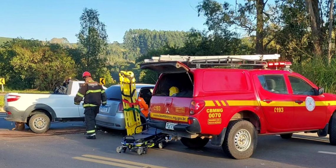 Acidente entre dois veículos deixa três pessoas feridas na BR146