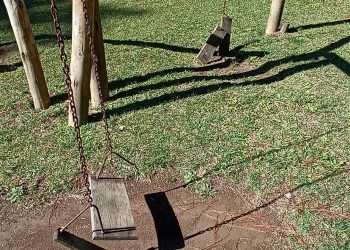 Frequentadores mostram precariedade de brinquedos do Parque Ecológico na zona sul de Poços