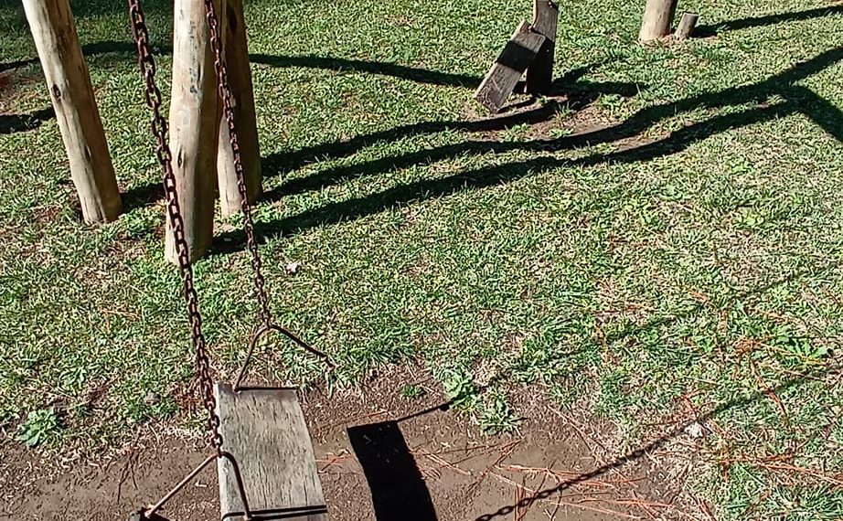 Frequentadores mostram precariedade de brinquedos do Parque Ecológico na zona sul de Poços