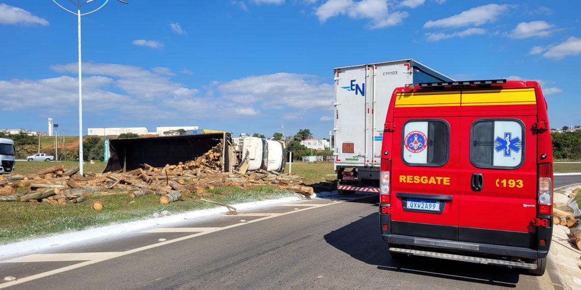 Caminhão perde o freio, bate em outro veículo e tomba na BR-146