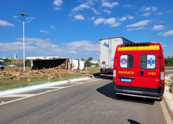 Caminhão perde o freio, bate em outro veículo e tomba na BR-146