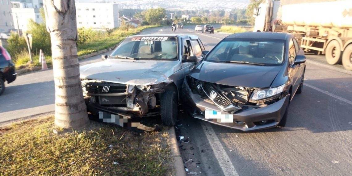 Acidente entre dois veículos é registrado na Rodovia do Contorno em Poços de Caldas