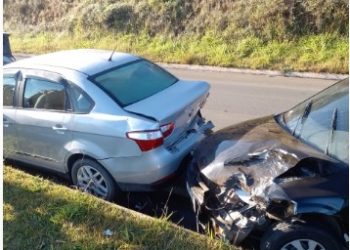 Acidente entre cinco veículos é registrado na zona sul de Poços