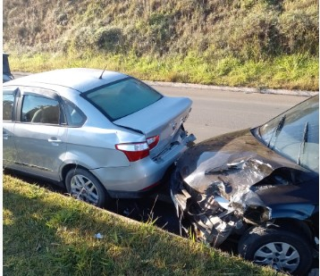 Acidente entre cinco veículos é registrado na zona sul de Poços