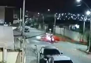 VÍDEO| Motorista atinge motociclista e não presta socorro após acidente em Poços de Caldas