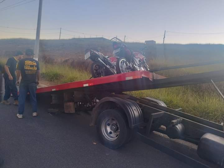 Motocicletas e carro são removidos em fiscalização em Poços