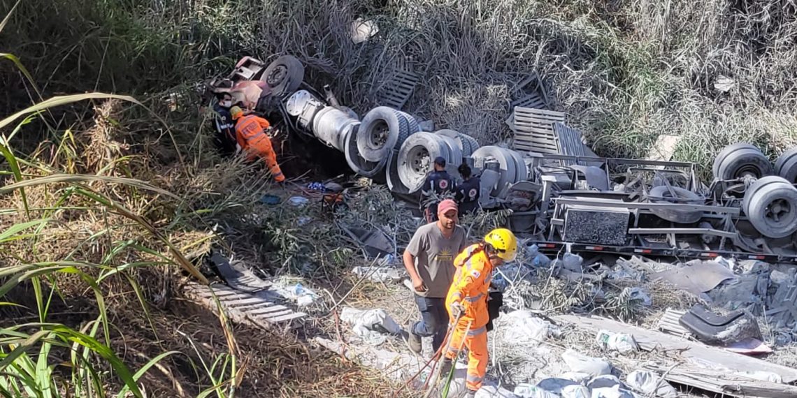 Motorista morre após cair em ribanceira em Poços de Caldas
