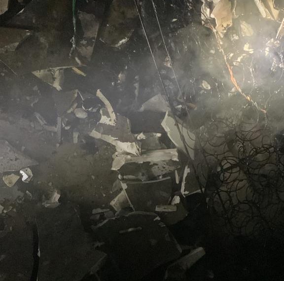 Garagem usada como moradia pega fogo em Poços