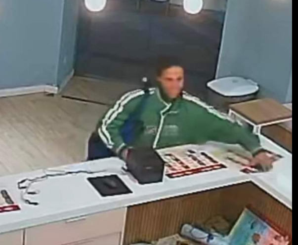 Mulher furta celular em loja no centro de Poços de Caldas 