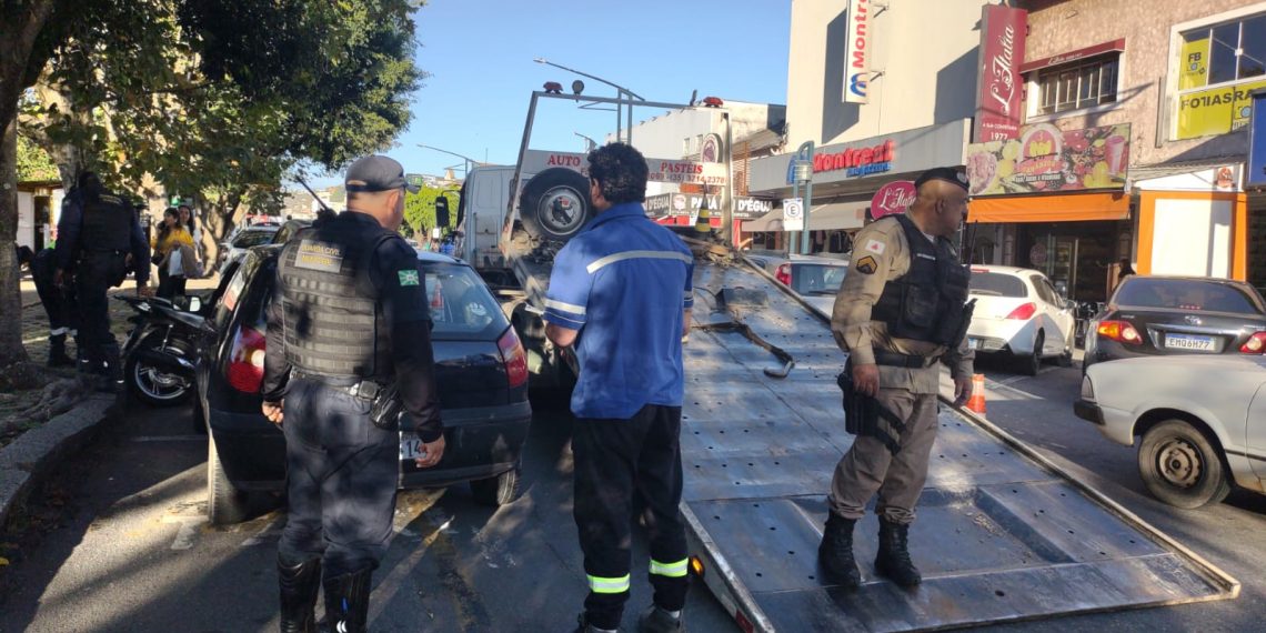 Operação conjunta resulta na remoção de veículos e autuação de condutores em Poços de Caldas