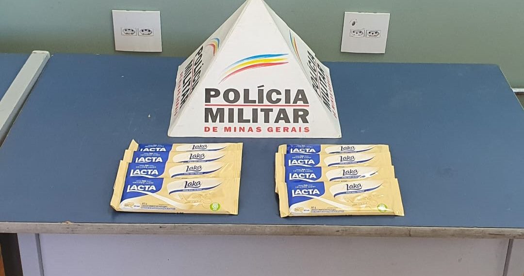 Mulher é presa pela PM após furtar barras de chocolate e mochila de funcionária em supermercado