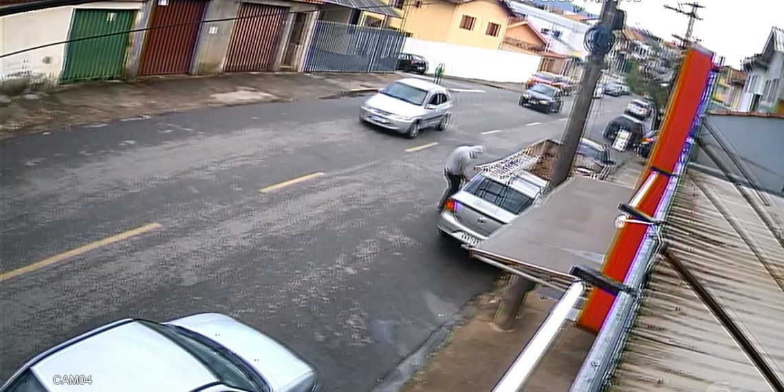 VÍDEO | Carro é furtado na zona sul de Poços de Caldas