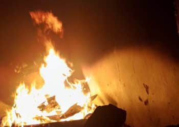 Incêndio consome materiais de uma casa em Poços de Caldas