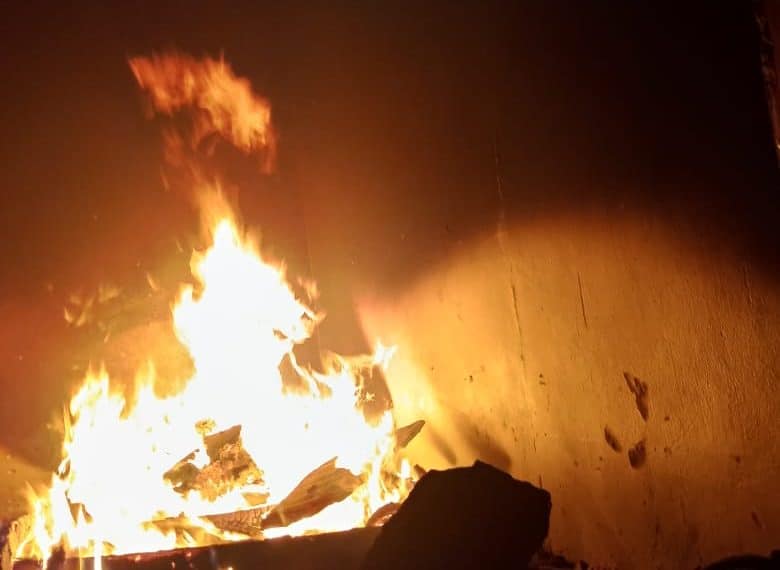 Incêndio consome materiais de uma casa em Poços de Caldas