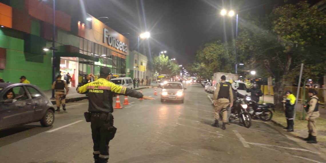 Homem joga moto contra agentes e policiais durante operação em Poços de Caldas