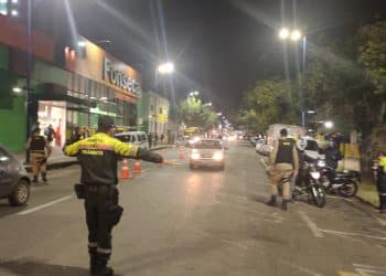 Homem joga moto contra agentes e policiais durante operação em Poços de Caldas