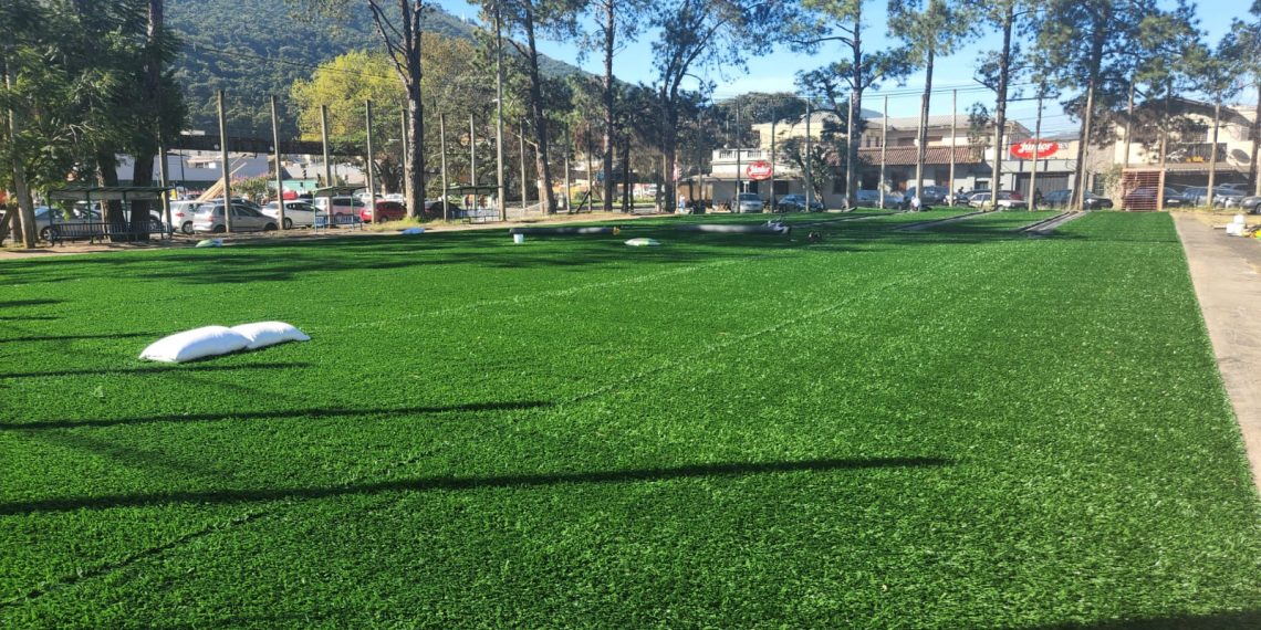 Campo de futebol society do Parque Municipal de Poços recebe novo gramado sintético