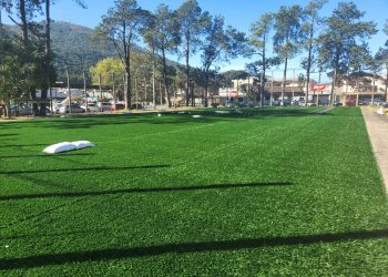 Campo de futebol society do Parque Municipal de Poços recebe novo gramado sintético