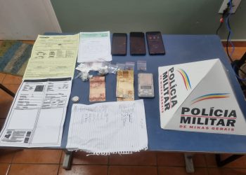 Suspeitos de traficar drogas e usar carro para entregá-las são presos em Poços