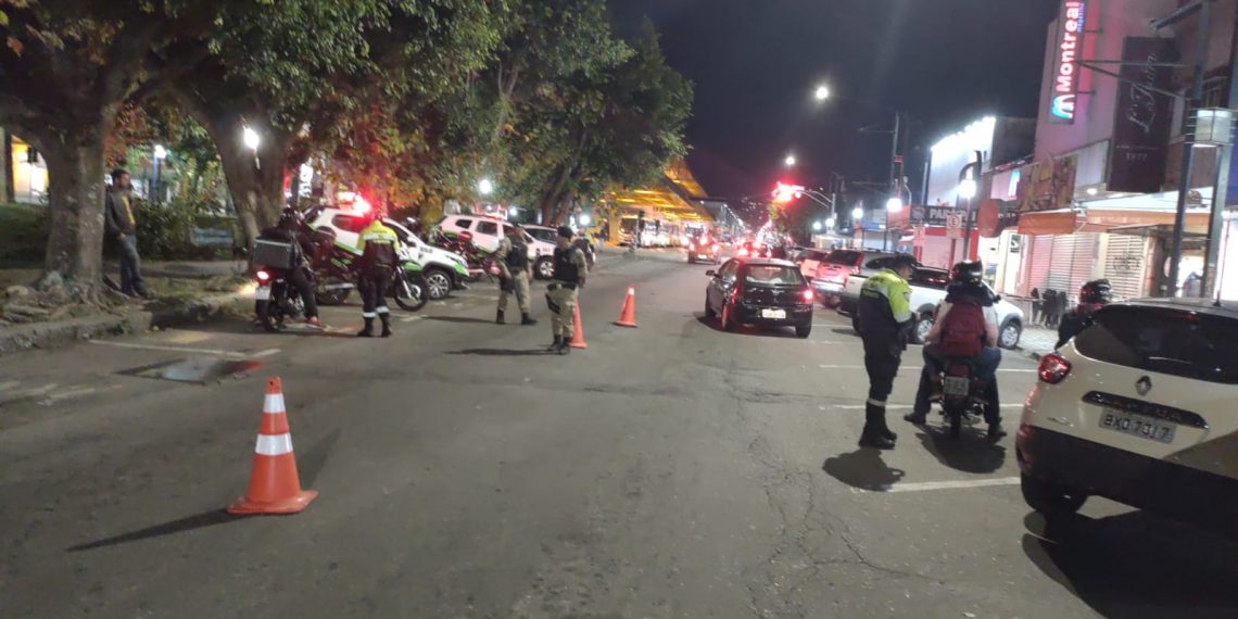 Operação flagra idoso de 75 anos inabilitado e carro com IPVA vencido há 8 anos