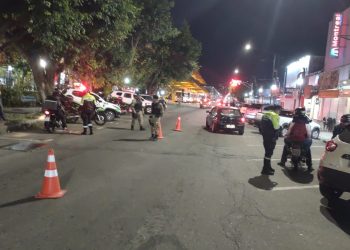 Operação flagra idoso de 75 anos inabilitado e carro com IPVA vencido há 8 anos