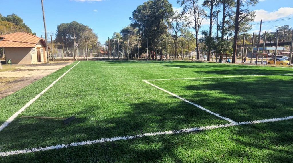 Revitalização do campo de futebol society no Parque Municipal Antônio Molinari é finalizada