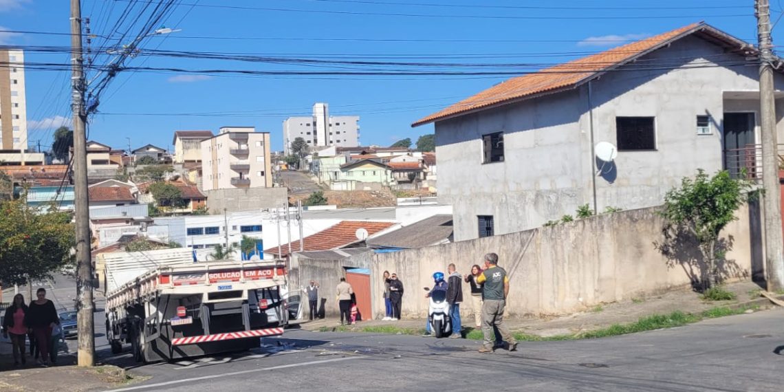 Vídeo mostra acidente entre caminhão e carro em Poços de Caldas