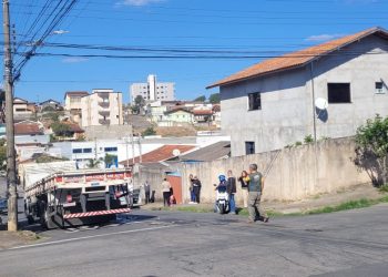 Caminhão avança sinal de pare e atinge carro em Poços de Caldas