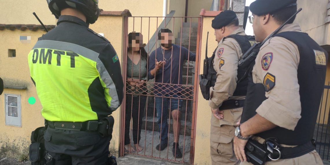 Homem fere agente, derruba passageiro de moto e acaba preso após fugir de abordagem