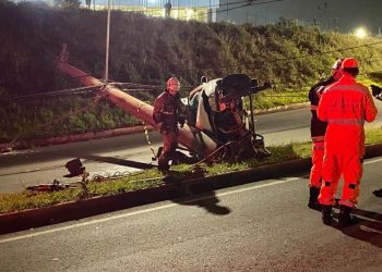 Motorista fica ferido após carro bater e derrubar poste em Poços de Caldas