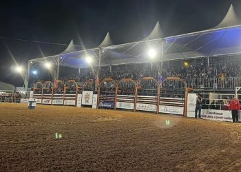 Peão é pisoteado por touro em rodeio e sofre fraturas e corte na orelha no Leste Paulista