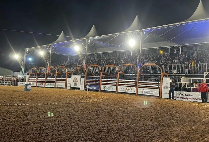 Peão é pisoteado por touro em rodeio e sofre fraturas e corte na orelha no Leste Paulista