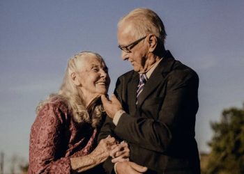 Casal celebra 73 anos de união em emocionante ensaio fotográfico