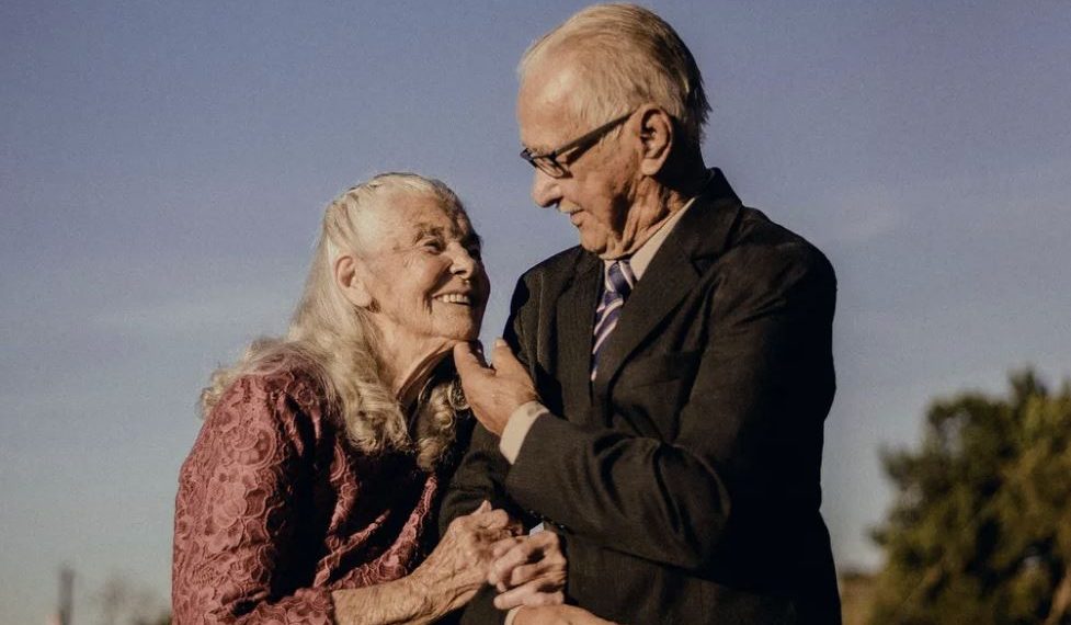 Casal celebra 73 anos de união em emocionante ensaio fotográfico