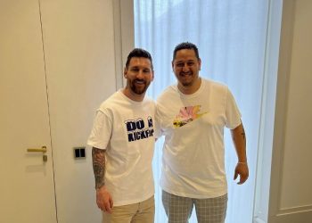 Poços-caldense realiza sonho e visita casa de Lionel Messi em Paris