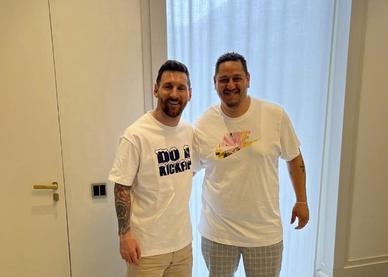 Poços-caldense realiza sonho e visita casa de Lionel Messi em Paris