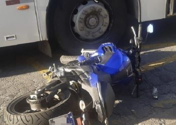 Motociclista bate em roda de ônibus durante ultrapassagem e cai em Poços de Caldas