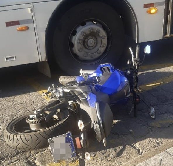 Motociclista bate em roda de ônibus durante ultrapassagem e cai em Poços de Caldas
