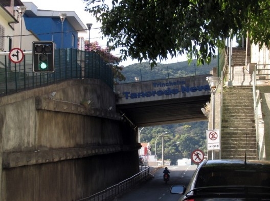 Indicação sugere instalação de jardim vertical nos paredões de trincheira em Poços de Caldas