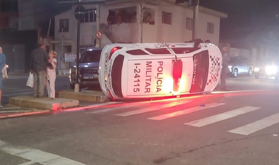 Viatura da PM tomba após ser atingida por carro em avenida de São João; VÍDEO