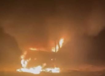 Van pega fogo na BR-146 em Poços de Caldas