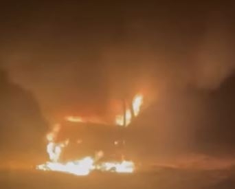 Van pega fogo na BR-146 em Poços de Caldas