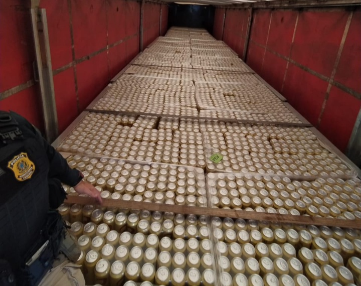 PRF recupera carga com 46.080 latas de cerveja e apreende 3 veículos adulterados