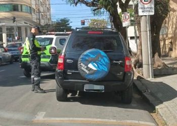 Em ação do Demutran e PMR de Poços, homem é preso com carro furtado que possuía placas de veículo destruído em incêndio