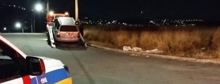 Veículo em situação irregular é removido em fiscalização da PM em Poços de Caldas