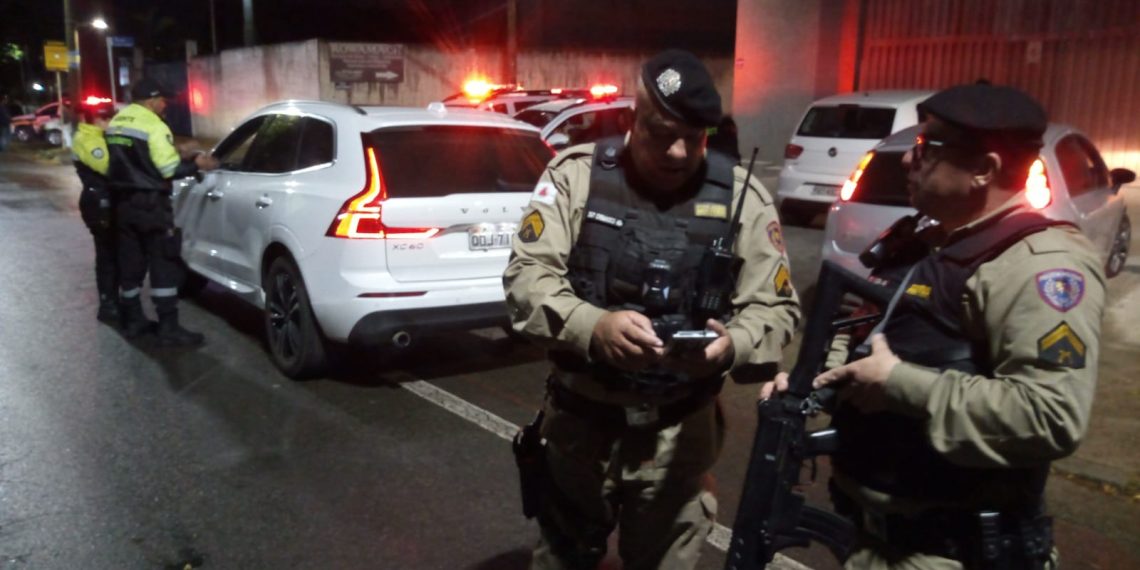 Operação da PM e Demutran apreende 13 veículos em Poços, incluindo carros de luxo, motos e caminhão