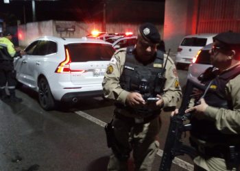 Operação da PM e Demutran apreende 13 veículos em Poços, incluindo carros de luxo, motos e caminhão