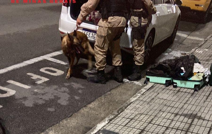 Condutor estaciona em vaga destinada a veículo oficial em frente à sede da PM Rodoviária e droga é encontrada em carro